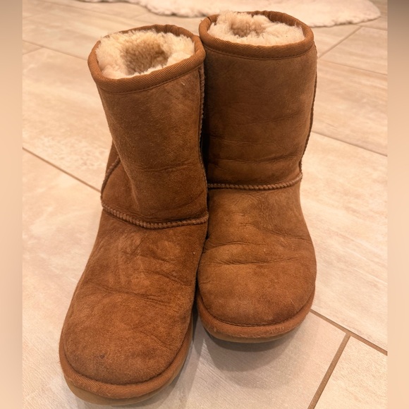 UGG Classic Short 5825 Boots - Picture 1 of 7